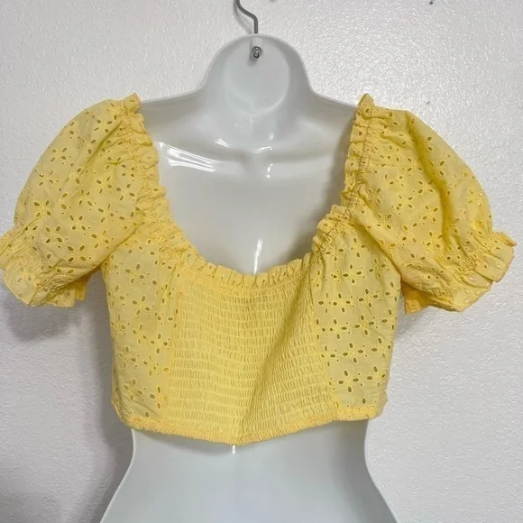 Love Tree eyelet cap sleeve cropped blouse NWT size medium - Picture 3 of 7